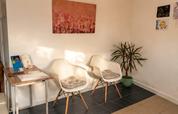 Espace d’attente avec des fauteuils blancs